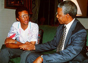 O Ashe μαζί με τον ήρωα του αγώνα εναντίον του απαρτχάιντ και μελλοντικό πρόεδρο της Νότιας Αφρικής (1994-1999), Nelson Mandela.