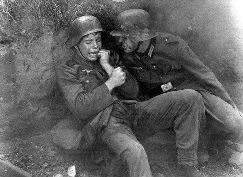 Γερμανός στρατιώτης που πλαντάζει στο κλάμα στα χαρακώματα.