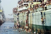 Αλβανοί πρόσφυγες στο πλοίο Vlora μόλις έφτασαν στο Μπάρι, 1991.