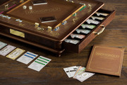 Monopoly Luxury: Σε δερμάτινη έκδοση, πάνω σε σκαλισμένο ξύλο που δίνει την πιο αριστοκρατική μορφή στο παιχνίδι που έχεις δει. Οι λάτρεις θα χειροκροτήσουν.