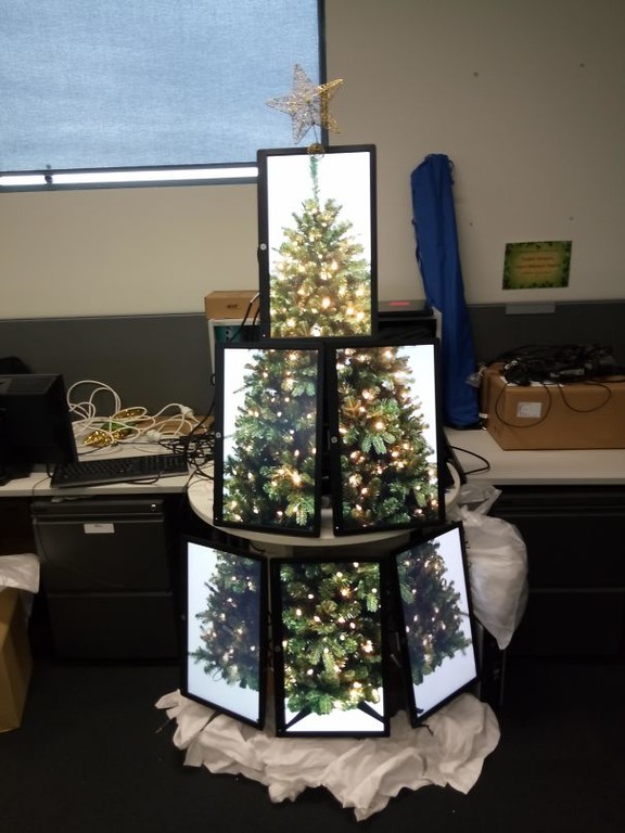 Αν δεν έχεις λεφτά για Χριστουγεννιάτικο δέντρο, φτιάξε ένα μόνος σου