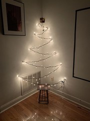 Αν δεν έχεις λεφτά για Χριστουγεννιάτικο δέντρο, φτιάξε ένα μόνος σου