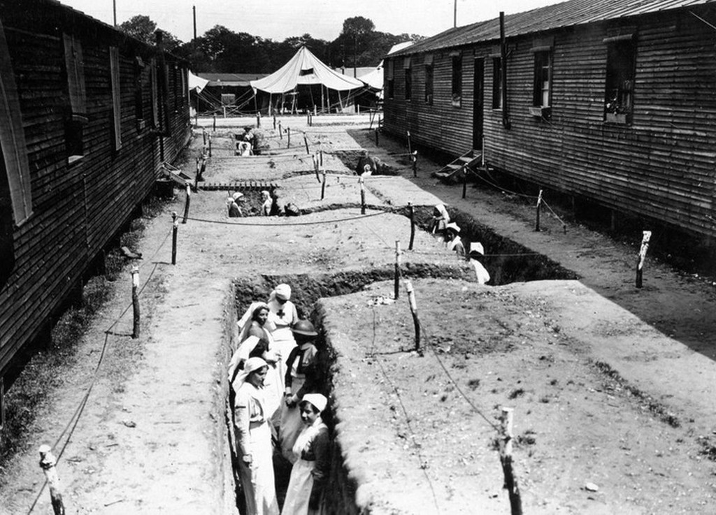Οι νοσοκόμες μετακινούνται ανάμεσα στις κατακόμβες από το ένα νοσοκομείο στο άλλο στη Γαλλία του 1918.