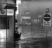 Αστυφύλακας παρατηρεί τις πλημμύρες στο Κέιμπριτζ του Οντάριο το 1974
