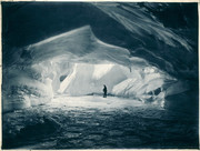 Παγωμένο σπήλαιο το 1911 στο Commonwealth Bay