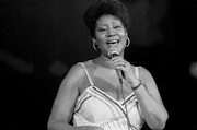 Aretha Franklin:
Έμαθε μόνη της πιάνο, έπιασε νότες που δεν έπιασαν ποτέ επαγγελματίες τραγουδιστές και κατέκτησε τα 60s τόσο με τη φωνή της όσο και με τα charts.
