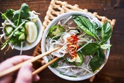 Pho – Βιετνάμ:
Τα pho πιάτα σερβίρονται όλες τις ώρες και αποτελούν σωτήριο γεύμα για τον μέσο πεινασμένο Βιετναμέζο. Έχουν ως βάση τα noodles, αρκετά μπαχαρικά και βότανα, ενώ η γεύση συμπληρώνεται με κομμάτια κοτόπουλου ή μοσχαριού που είτε έχουν βραστεί, είτε αρχικά έχουν σωταριστεί στο γουόκ.
