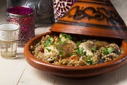 Tagine – Μαρόκο:
Από τα πιο ζεστά και διάσημα μάτια της Βορειαφρικάνικης περιοχής του Μαγκρέμπ , το tagine απαιτεί χρόνο, μαγειρεύεται αρκετή ώρα σε χαμηλή φωτιά και διατηρείται ζεστό στα πήλινα σκευή του. Σερβίρεται με κρέας ή ψάρι και μπαχαρικά που ξεκινούν από κύμινο, κανέλα και κουρκουμά, συνοδευόμενα από αποξηραμένα φρούτα και φιστίκια. 
