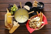 Fondue – Ελβετία:
Είναι μία κατηγορία μόνο του και παρότι εδώ θα το βρεις ως συνοδευτικό για τσιμπολόγημα, για τους Ελβετούς αποτελεί ξεχωριστό πιάτο. Ψωμί ή κρέας σε λιωμένο τυρί. Συνήθως το fondue συνοδεύεται από φούα-γκρα (συκώτι πάπιας) ή ζαμπόν. 
