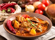 Gοulash – Ουγγαρία:
Και όχι μόνο στην Ουγγαρία αλλά στις περισσότερες χώρες της Ανατολικής Ευρώπης. Το μυστικό του goulash βρίσκεται στο πως δένει η κόκκινη σάλτσα με τα μπαχαρικά. Σιγομαγειρεύεται με μοσχάρι και αποτελεί την απάντηση στο παραδοσιακό σαξονικό stew. Οι Ούγγροι προσθέτουν και λουκάνικα μαζί με ξινολάχανο, οπότε μπορείς να πεις ότι είναι το δικό τους σπετζοφάι. 

