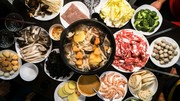 Hot Pot  - Κίνα:
Δεν είναι πιάτο αλλά τρόπος μαγειρέματος, που συμβαίνει παράλληλα στο τραπέζι την ώρα του δείπνου. Οι Κινέζοι χώνουν στο σκεύος τα υλικά της αρεσκείας τους (από γαρίδες μέχρι λαχανικά και κρέας) τα οποία μαγειρεύονται όλα μαζί και σερβίρονται με τον ζωμό τους.
