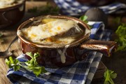 Soupe à l’oignon - Γαλλία:
Ένα από τα παραδοσιακά πιάτα της γαλλικής κουζίνας, η κρεμμυδόσουπα. Περιέχει κυρίως κρουτόν και καραμελωμένα κρεμμύδια, με το λιωμένο τυρί (και παραδοσιακά μία φέτα ψωμί) να αποτελεί την κρούστα της σούπας. Στην γαλλική κουζίνα σερβίρεται ως ορεκτικό. 
