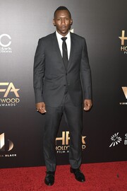 Στο 20th Annual Hollywood Film Awards, αποδεικνύοντας ότι πρέπει πάντα να έχεις στην ντουλάπα ένα γκρι κοστούμι. 