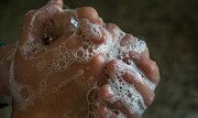 Αν πλύνεις πρώτα τα χέρια και τα πόδια: Δύο είναι τα ενδεχόμενα. Από τη μία είσαι ταπεινός και προσγειωμένος, από την άλλη είσαι πολύ δυνατός χαρακτήρας χωρίς να φοβάσαι να εκφράσεις τις απόψεις σου. Αν μάλιστα πλένεις τα χέρια πριν τα πόδια, είσαι ενδεχομένως πολύ αγαπητός στους γύρω σου και πολύ έμπιστος.