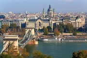 Βουδαπέστη, Ουγγαρία: Γνωστή για τα ιαματικά της λουτρά, το φαγητό της, αλλά και τα αξιοθέατά της. Πιείτε κοκτέιλ σε όμορφα και περίεργα μπαρ, πολλά από τα οποία κάποτε ήταν ερείπια.