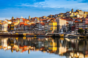 Πόρτο, Πορτογαλία: Το 2018 ανήκε στη Λισαβόνα, το 2019 στο Πόρτο. Η δεύτερη μεγαλύτερη πόλη της Πορτογαλίας, αυτός ο παραθαλάσσιος παράδεισος αποτελεί απαραίτητη επίσκεψη για όσους έχουν εμμονή με το φαγητό. και τα τοπικά κρασιά. Το περπάτημα στην πόλη είναι σαν να επισκέπτεστε ένα δωρεάν μουσείο, με εκπληκτικές τοιχογραφίες και την τέχνη του δρόμου γύρω από κάθε γωνιακό καλντερίμι. 