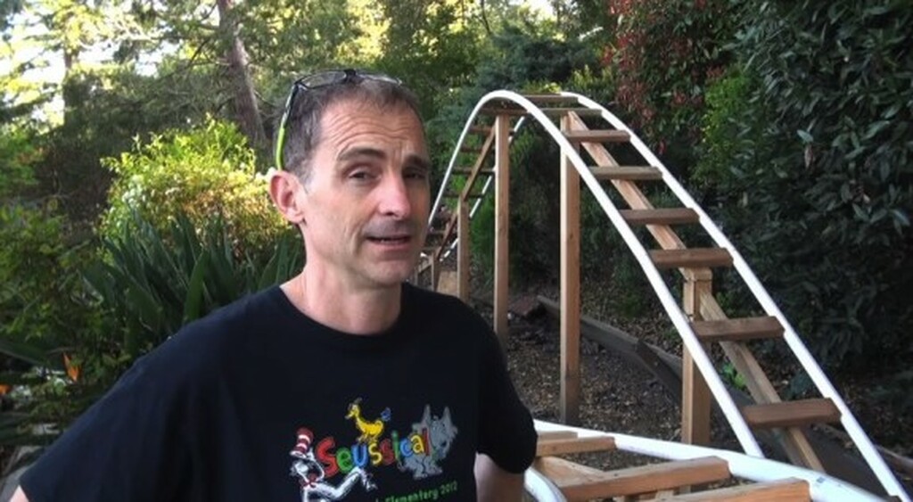 Ζηλεύουμε θανάσιμα τον τύπο που έφτιαξε roller coaster στην αυλή του
