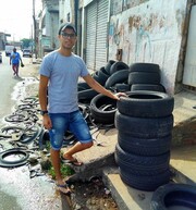 Ο 23χρονος που φτιάχνει κρεβατάκια για αδέσποτα από παλιάλάστιχα αυτοκινήτων