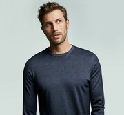 MINIMAL COOLNESS Το jumper με στρογγυλή ή V-neck λαιμόκοψη στα χρώματα του μπλε 
και αποχρώσεις του γραφίτη, αποτελεί το απόλυτο key item της γκαρνταρόμπας.