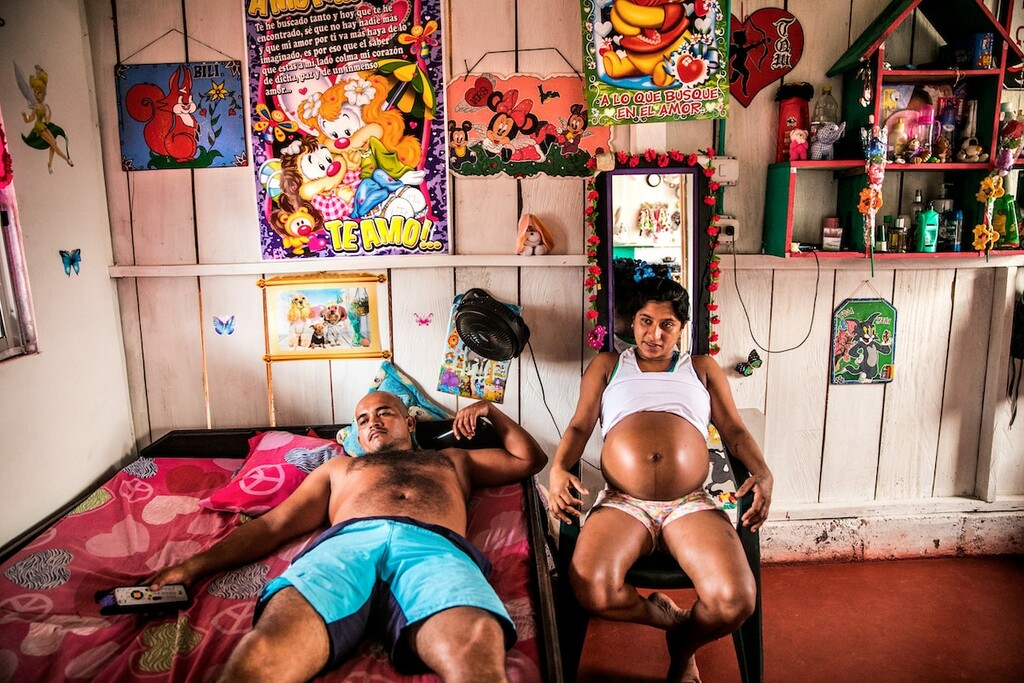 Η ειρηνική συμφωνία μεταξύ της Κολομβιανής κυβέρνησης και του κινήματος ανταρτών «FARC» 2016, η εγκυμοσύνη θεωρήθηκε ασυμβίβαστη με τη ζωή του ανταρτών. Οι γυναίκες αναγκάστηκαν να αφήσουν τα μωρά τουις σε συγγενείς, ενώ μερικές υποχρεώθηκαν ακόμα και να αποβάλουν. 