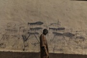 Παιδί που περπατά στην πόλη Μπολ της αφρικανικής χώρας Τσαντ.