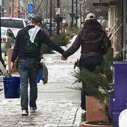 Ένα ζευγάρι εργάζεται μαζί και πηγαίνει από τη μία δουλειά στην άλλη ΠΑΝΤΑ χέρι-χέρι