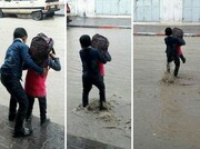 Ένα αγοράκι βοηθά τη μκρή του αδερφούλα να περάσει τις λάσπες