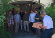Ο Τζορτζ Μπους πηγαίνει πίτσα σε απλήρωτους εργαζομένους που απεργούν