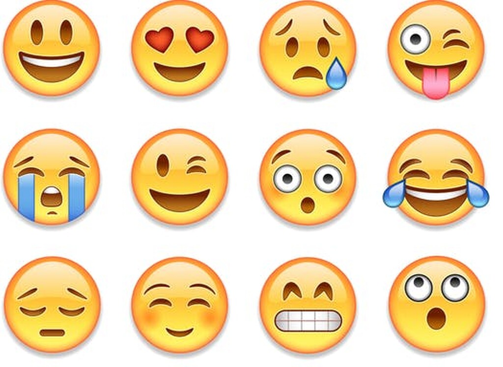 Αντέδρασε με emoji σε βιντεοκλήση: Σίγουρα γνωρίζεις πως τα μικρά emojis που μπορείς να προσθέσεις στις αναρτήσεις σου στο Facebook. Τώρα μέρος αυτών μπορεί να προστεθεί και στο δικό σου πρόσωπο κατά τη διάρκεια της βιντεοκλήσης.
Μόλις ξεκινήσεις μια συνομιλία μέσω βίντεο, μπορείς να βρεις αυτές και άλλες πολλές επιλογές στο κάτω μέρος της οθόνης και να προσθέσεις φίλτρα, μάσκες και πολλές άλλες πολλές αντιδράσεις.
