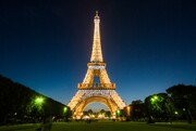 Διότι  στη Γαλλία είναι παράνομη η φωτογράφηση του γνωστότερου μνημείου της Γαλλίας και της γαλλικής πρωτεύουσας τη νύχτα
