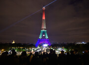 Αν όμως φωτογραφίσεις τον Πύργο του Άιφελ την ημέρα, δεν έχεις να αντιμετωπίσεις κανένα πρόβλημα με τη γαλλική νομοθεσία! 