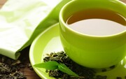 Τα τελευταία χρόνια οι έρευνες αποκαλύπτουν ότι το πράσινο τσάι μπορεί να ενισχύσει τον ρυθμό του μεταβολισμού, αυξάνοντάς τον έως και κατά 3%. Οι κατεχίνες, τα βασικά αντιοξειδωτικά του πράσινου τσαγιού, φαίνεται πως εμπλέκονται στις διαδικασίες της θερμογένεσης και της λιπόλυσης.

Μπορεί η επίδρασή του στον μεταβολισμό να είναι αρκετά μικρή για να μπορεί να επιφέρει σημαντική αλλαγή στο βάρος, αλλά η ένταξή του στη διατροφή σας μπορεί να ωφελήσει τη συνολική υγεία σας.