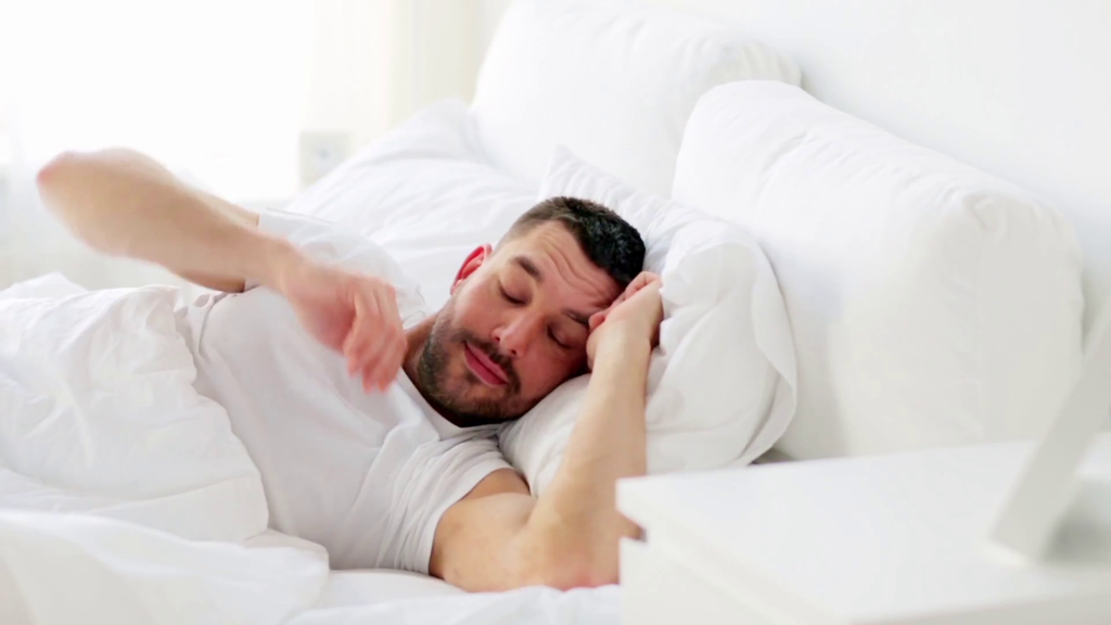 Ξεκουράσου. Υπάρχει σύνδεση μεταξύ της έλλειψης ύπνου και όταν αρρωσταίνεις εύκολα. Δεν χρειάζεται να είσαι ξεφτέρι για να το καταλάβεις αυτό. Έρευνες έχουν δείξει πως όταν κοιμάσαι λιγότερο από πέντε ώρες την ημέρα, τότε αρρωσταίνεις πιο εύκολα.