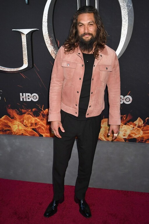 Ο Jason Momoa (Khal Drogo) με μαύρο t-shirt και παντελόνι κοστουμιού και ροζ σουέντ τζάκετ