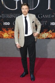 Ο Joe Dempsie (Gendry) με σπασμένο κοστούμι και πλεκτή γραβάτα