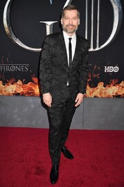 Ο Nikolaj Coster-Waldau (Jaime Lannister) με μαύρο printed κοστούμι, λευκό πουκάμισο και γραβάτα