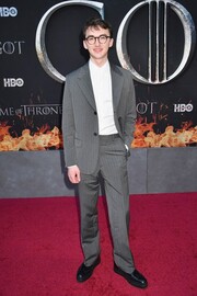 Ο Isaac Hempstead Wright (Bran Stark) με ριγέ γκρι boxy κοστούμι