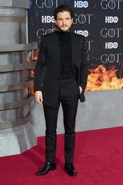Total black look από τον Kit Harington (Jon Snow), που συνδύασε μαύρο κοστούμι με μαύρο ζιβάγκο