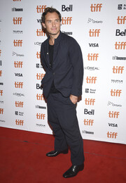 O Jude Law κάνει κάτι πολύ κομψό όταν φοράει το σακάκι του...
