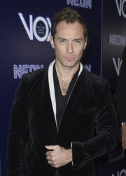 O Jude Law κάνει κάτι πολύ κομψό όταν φοράει το σακάκι του...