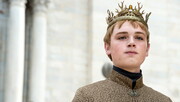 Συγκεκριμένα με τον χαρακτήρα Tommen Lannister, άλλοτε βασιλιά του Kings Landing.
