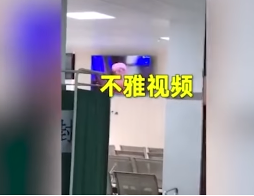 Συγκεκριμένα στην Κίνα όσοι βρίσκονταν στον διάδρομο αναμονής παρατήρησαν κάτι περίεργο στις τηλεοράσεις.