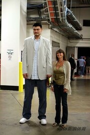 Τα πιο ευτυχισμένα ζευγάρια είναι οι κοντές με τους ψηλούς!