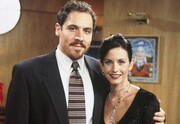 Ο ένας ήταν ο Jon Favreau, που έπαιξε τον εκατομμυριούχο φίλο της Monica, προοριζόταν αρχικά να παίξει τον Chandler Bing.
