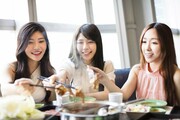 Οι γυναίκες στην Ιαπωνία είναι πιθανότερο να μη μείνουν παρθένες αν έχουν χαμηλά προσωπικά εισοδήματα, εν μέρει επειδή οι παντρεμένες άμισθες νοικοκυρές έχουν μεγαλύτερη πιθανότητα να κάνουν σεξ.