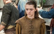 Η ηθοποιός Maisie Williams, αναφέρει πως οι fans της ζητούν κάθε φορά που το κάνει να προσθέσει και το όνομα ενός fan εκεί!