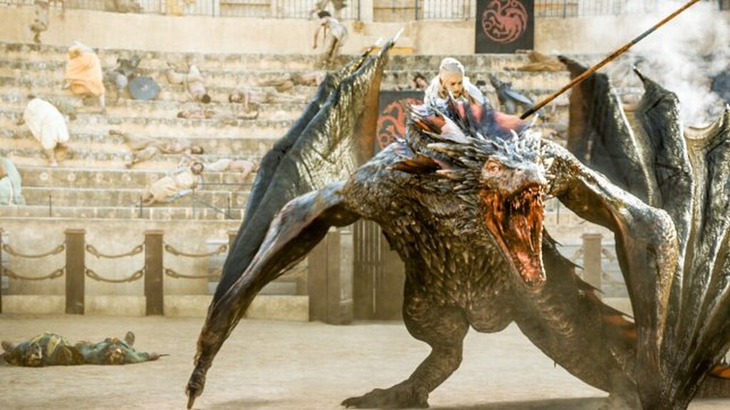 -Η Νταενέρις επιτίθεται στο King's Landing με τον Drogon να καίει τα πάντα. Αδιαφορεί για όλα.