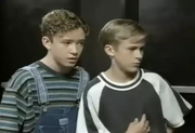 Ο νέος αδερφός του Γκόσλινγκ είναι το παιδάκι αριστερά στη φωτογραφία (στο σετ της ταινίας The Mickey Mouse Club).