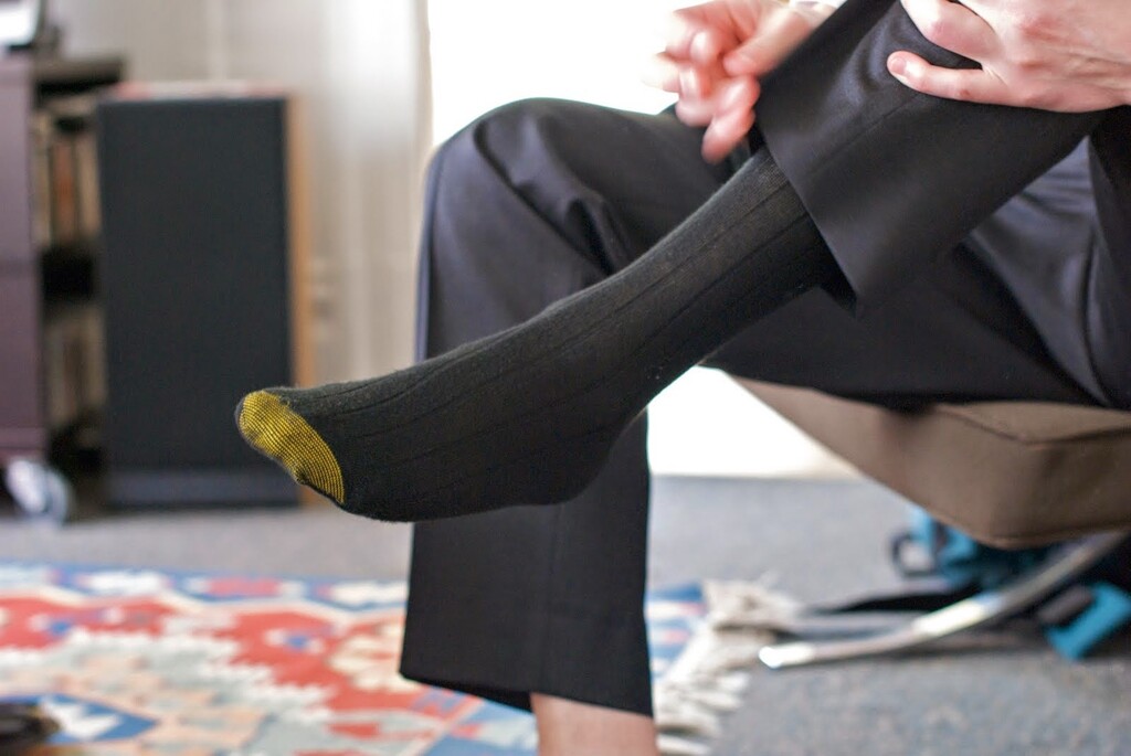 Κοστούμι: Ας ξεκινήσουμε με τα βασικά: Ποτέ μη φορέσεις λευκή κάλτσα με μαύρο κοστούμι. Αυτό, ελπίζουμε να το γνώριζες ήδη. Το ιδανικότερο, είναι ψηλές, μαύρες κάλτσες. Με τα περισσότερα κοστούμια, άλλωστε, οι μαύρες κάλτσες είναι η πιο σίγουρη επιλογή.
