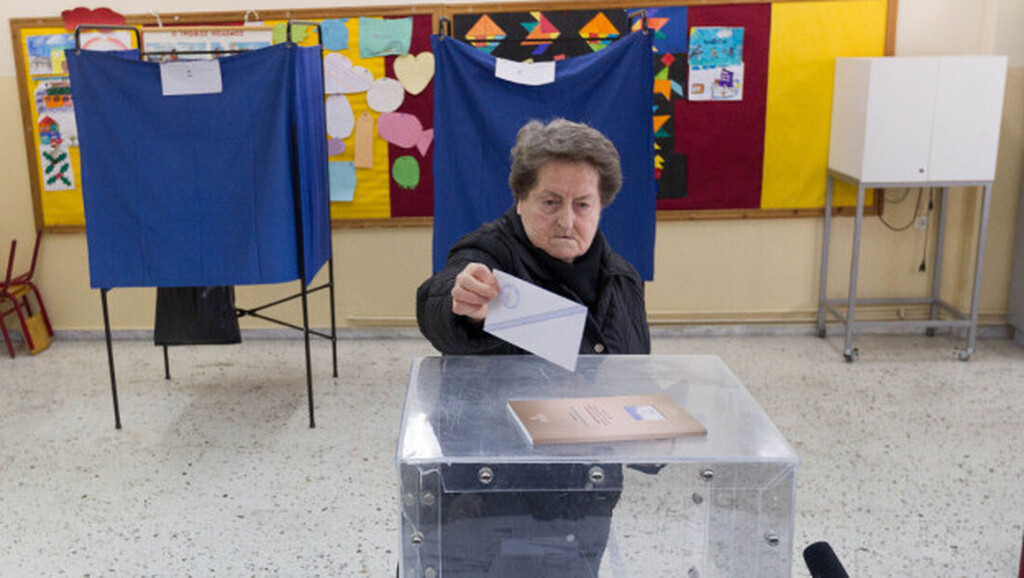 Μια ηλικιωμένη κυρία λοιπόν πήγε να ψηφίσει σε παλιότερη διαδικασία.
